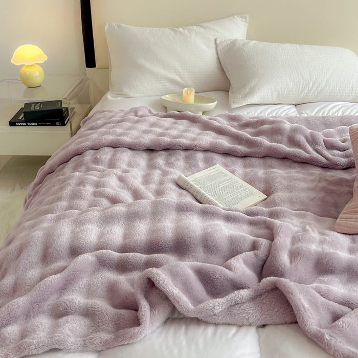 91家纺网 家纺一手货源 找家纺 羋多（原穆琪）2024新款高克重牛奶绒仿兔毛泡泡毛毯双面绒床单办公室多功能盖毯午睡沙发毯披肩毯 烟紫