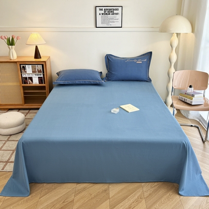 91家纺网 家纺一手货源 找家纺 菲梵家纺 2025新款纯色双拼全棉加厚磨毛刺绣款套单床单（自然光场景） 月光蓝