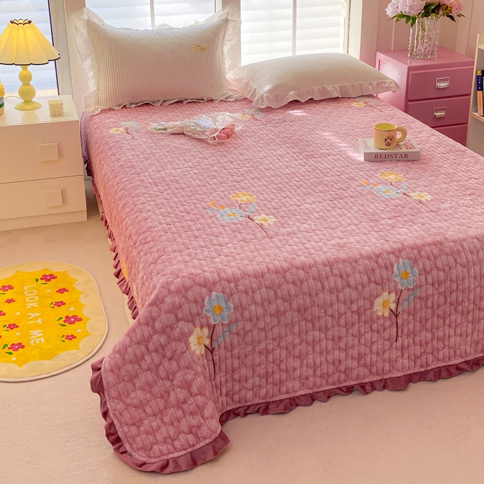 91家纺网 家纺一手货源 找家纺 胜权家纺 2024秋冬新款印花牛奶绒加厚保暖圆角花边夹棉床盖 太阳花豆沙