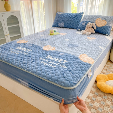 91家纺网 家纺一手货源 找家纺 康纳利 2024新款A类抗菌加厚牛奶绒印花夹棉包边床笠可搭配同款四件套提供买家秀 暖意