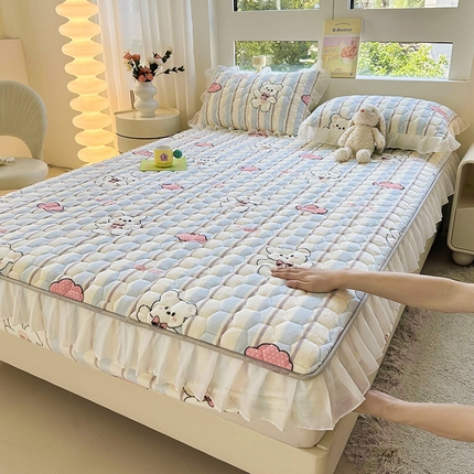 91家纺网 家纺一手货源 找家纺 伊人坊 2024冬季加厚牛奶绒花边夹棉床笠三件套纯色印花花边款床垫保护套 云朵小熊-粉