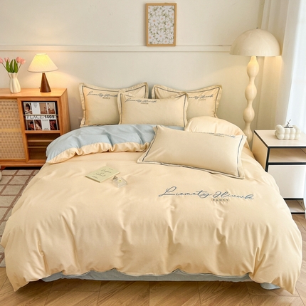 91家纺网 家纺一手货源 找家纺 菲梵家纺 2025新款纯色双拼全棉加厚磨毛刺绣款四件套（自然光场景） 奶昔白+天空蓝