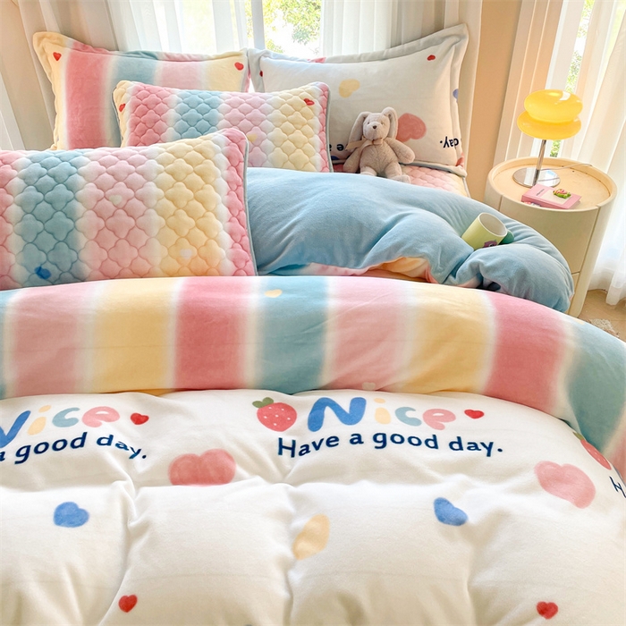 91家纺网 家纺一手货源 找家纺 康纳利 2024新款A类抗菌加厚牛奶绒印花夹棉包边床笠可搭配同款四件套提供买家秀 彩虹草莓