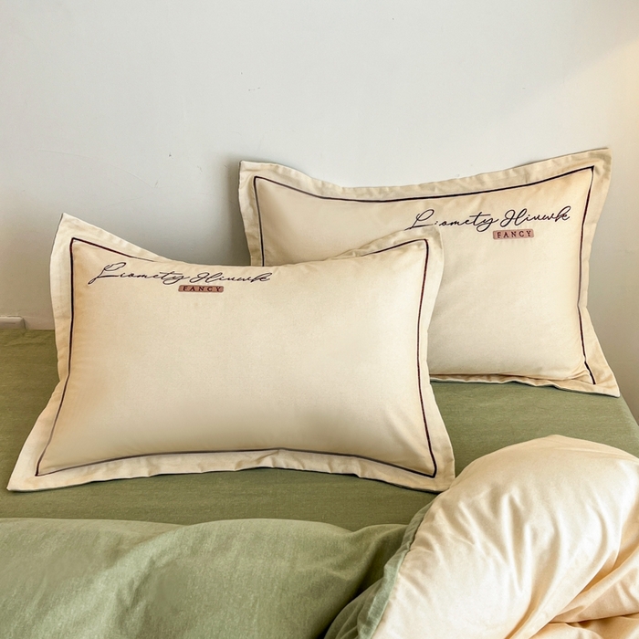 91家纺网 家纺一手货源 找家纺 菲梵家纺 2025新款纯色双拼全棉加厚磨毛刺绣款四件套（自然光场景） 奶昔白+抹茶绿