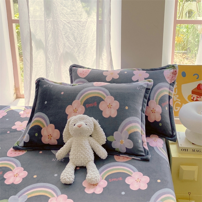 91家纺网 家纺一手货源 找家纺 凯儿家纺 2024新款A类牛奶绒印花枕套 微笑草莓