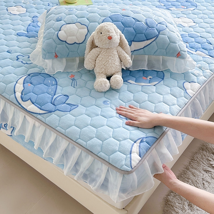 91家纺网 家纺一手货源 找家纺 伊人坊 2024冬季加厚牛奶绒花边夹棉床笠三件套纯色印花花边款床垫保护套 蓝色小鲸