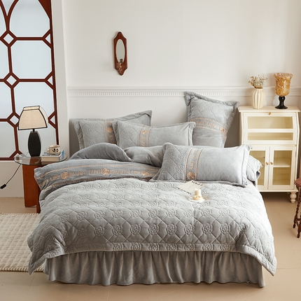 91家纺网 家纺一手货源 找家纺 舒梦琪家纺 2024新款加厚牛奶绒夹棉绣床盖四件套 灰色