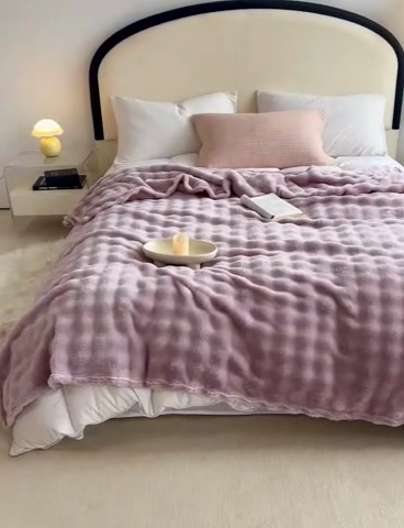 91家纺网 家纺一手货源 找家纺 羋多（原穆琪）2024新款高克重牛奶绒仿兔毛泡泡毛毯双面绒床单办公室多功能盖毯午睡沙发毯披肩毯 烟紫