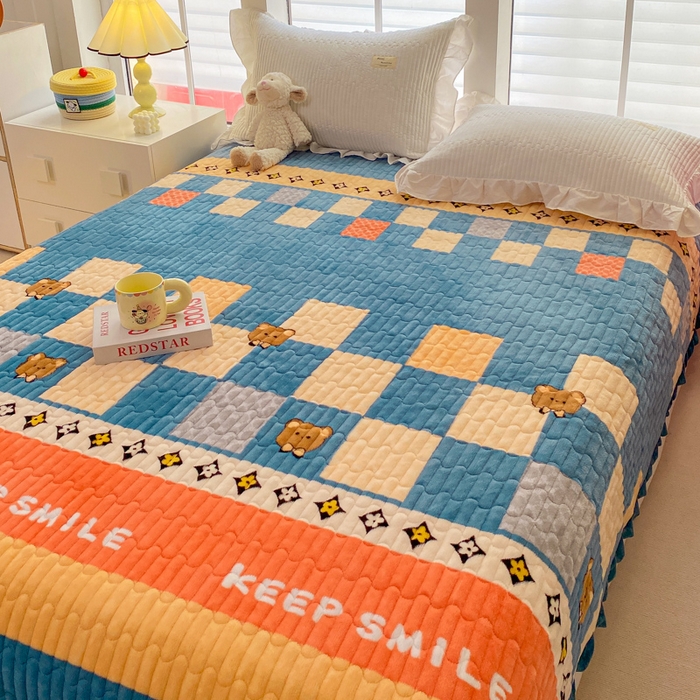 91家纺网 家纺一手货源 找家纺 胜权家纺 2024秋冬新款印花牛奶绒加厚保暖圆角花边夹棉床盖 格子熊