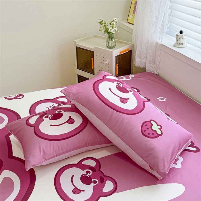 91家纺网 家纺一手货源 找家纺 名兮家居 2024新款大版经典奥特曼-三丽鸥全棉床单 【含防伪标】 乐乐草莓熊