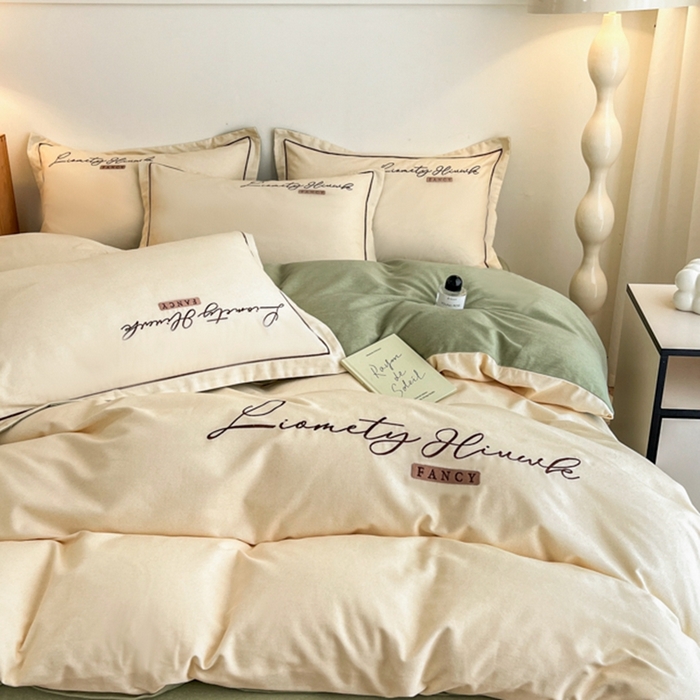 91家纺网 家纺一手货源 找家纺 菲梵家纺 2025新款纯色双拼全棉加厚磨毛刺绣款四件套（自然光场景） 奶昔白+抹茶绿