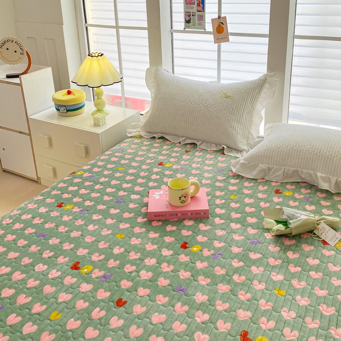 91家纺网 家纺一手货源 找家纺 胜权家纺 2024秋冬新款印花牛奶绒加厚保暖圆角花边夹棉床盖 多彩爱心绿