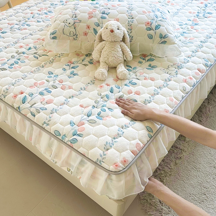 91家纺网 家纺一手货源 找家纺 伊人坊 2024冬季加厚牛奶绒花边夹棉床笠三件套纯色印花花边款床垫保护套 花枝蔓兔