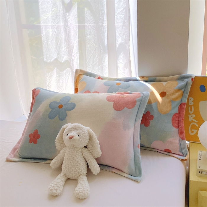 91家纺网 家纺一手货源 找家纺 凯儿家纺 2024新款A类牛奶绒印花枕套 彩韵花香