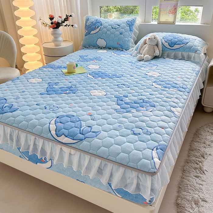 91家纺网 家纺一手货源 找家纺 伊人坊 2024冬季加厚牛奶绒花边夹棉床笠三件套纯色印花花边款床垫保护套 蓝色小鲸