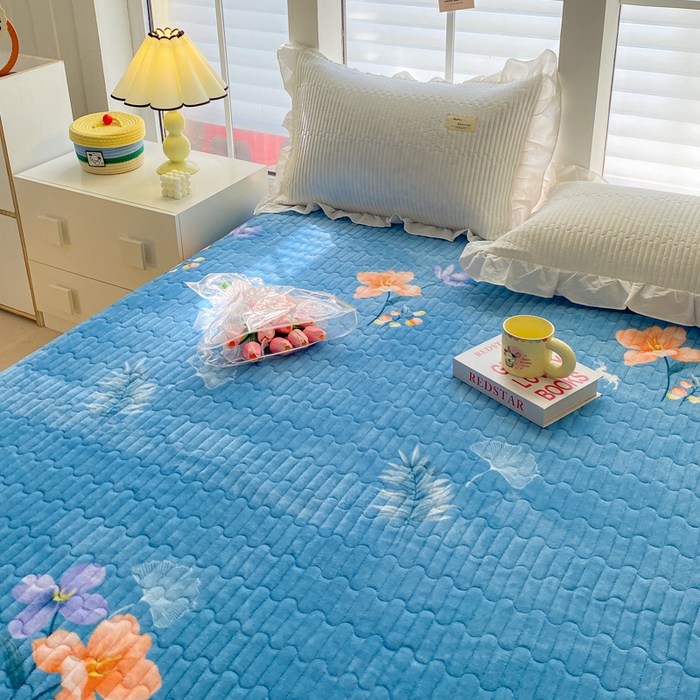 91家纺网 家纺一手货源 找家纺 胜权家纺 2024秋冬新款印花牛奶绒加厚保暖圆角花边夹棉床盖 麋鹿生花兰