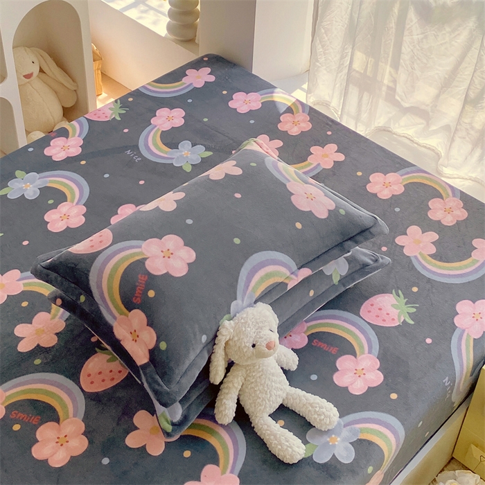 91家纺网 家纺一手货源 找家纺 凯儿家纺 2024新款A类牛奶绒印花枕套 微笑草莓