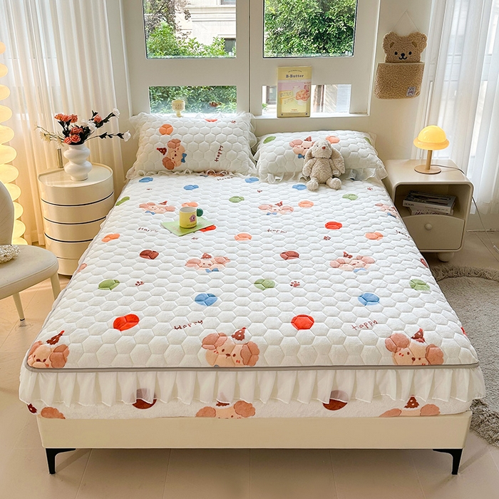 91家纺网 家纺一手货源 找家纺 伊人坊 2024冬季加厚牛奶绒花边夹棉床笠三件套纯色印花花边款床垫保护套 快乐小熊