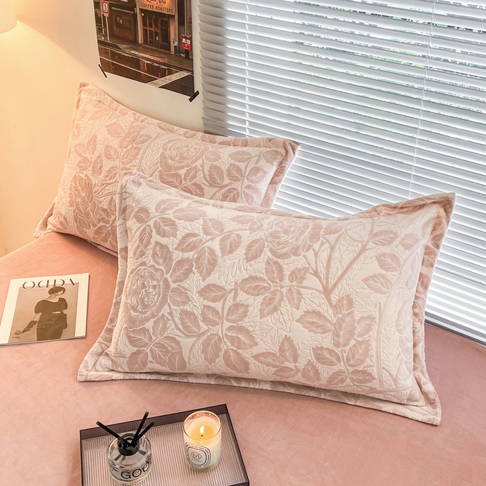 91家纺网 家纺一手货源 找家纺 2024新款A类高克重立体浮雕牛奶绒加厚保暖系列-枕套 爱意浓粉