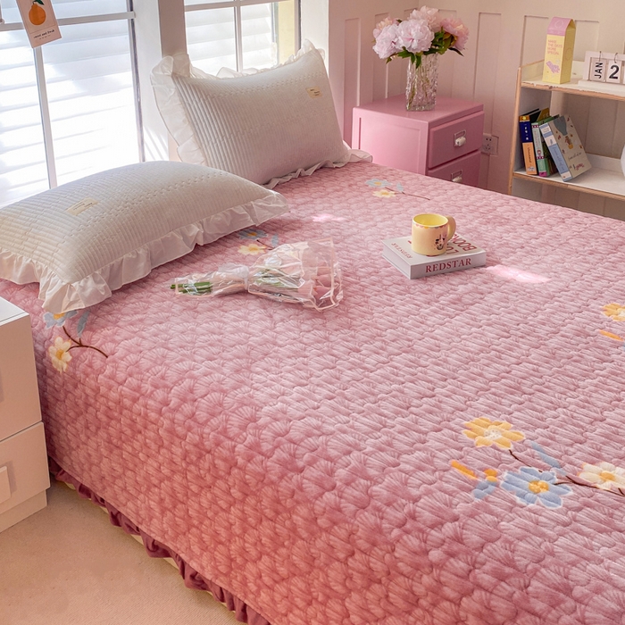 91家纺网 家纺一手货源 找家纺 胜权家纺 2024秋冬新款印花牛奶绒加厚保暖圆角花边夹棉床盖 太阳花豆沙