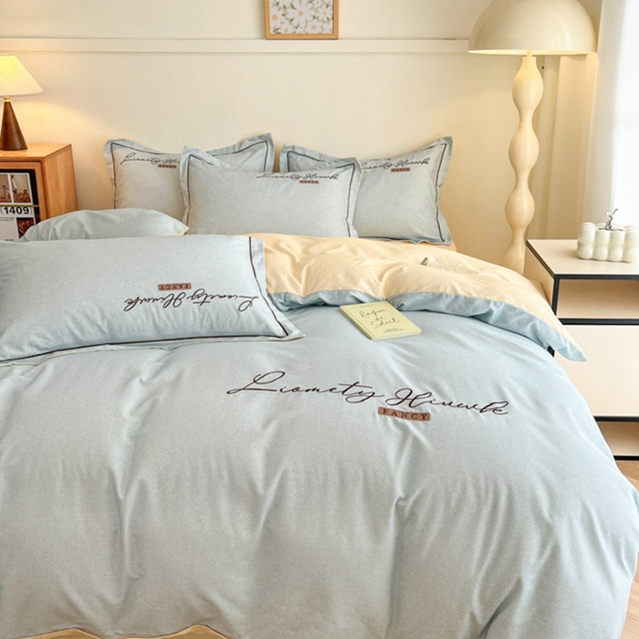 91家纺网 家纺一手货源 找家纺 菲梵家纺 2025新款纯色双拼全棉加厚磨毛刺绣款四件套（自然光场景） 天空蓝+奶昔白