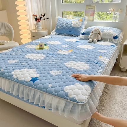 伊人坊 2024冬季加厚牛奶绒花边夹棉床笠三件套纯色印花花边款床垫保护套 幸运天空