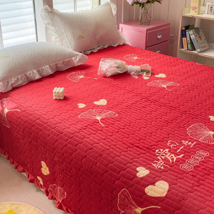 91家纺网 家纺一手货源 找家纺 胜权家纺 2024秋冬新款印花牛奶绒加厚保暖圆角花边夹棉床盖 钟爱一生红