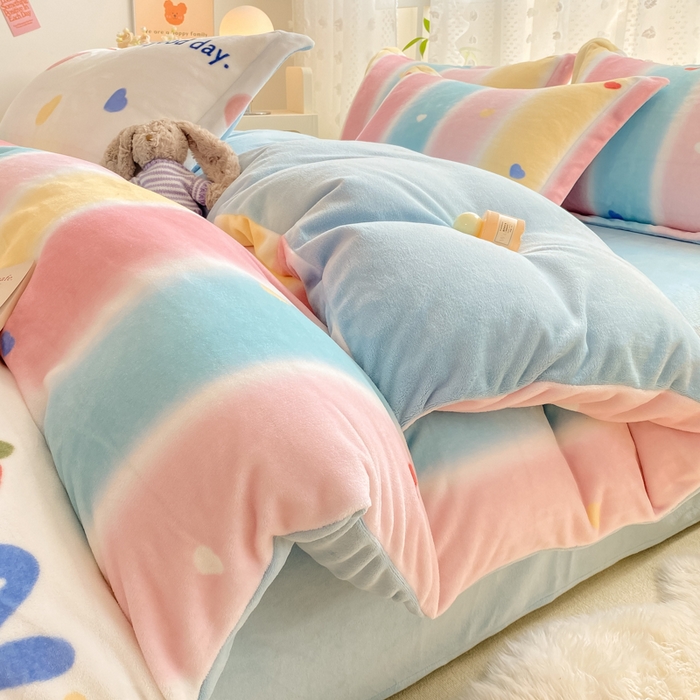 91家纺网 家纺一手货源 找家纺 康纳利 2024新款A类高克重牛奶绒小清新印花四件套提供买家秀 彩虹草莓