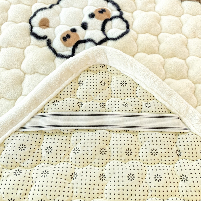 91家纺网 家纺一手货源 找家纺 康纳利 2024新款人气款A类牛奶绒印花夹棉床垫 哈尼小熊