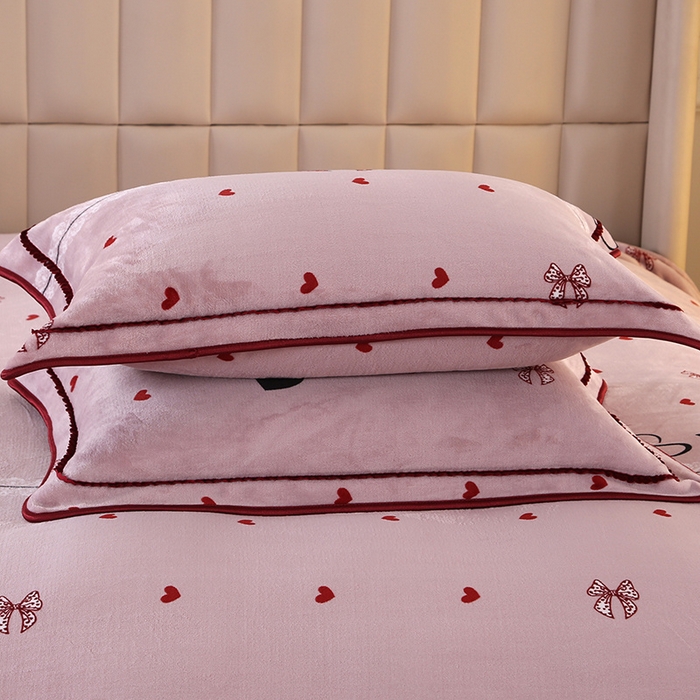 91家纺网 家纺一手货源 找家纺 橘姿 2024新款8斤床裙款牛奶绒四件套 浪漫甜心