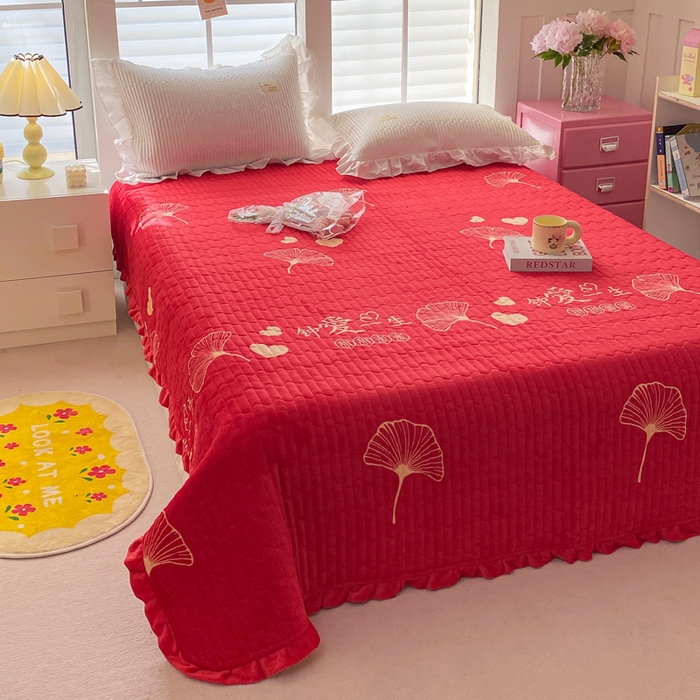 91家纺网 家纺一手货源 找家纺 胜权家纺 2024秋冬新款印花牛奶绒加厚保暖圆角花边夹棉床盖 钟爱一生红