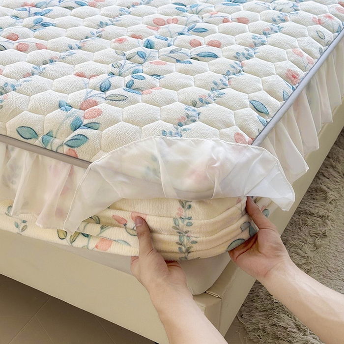 91家纺网 家纺一手货源 找家纺 伊人坊 2024冬季加厚牛奶绒花边夹棉床笠三件套纯色印花花边款床垫保护套 花枝蔓兔