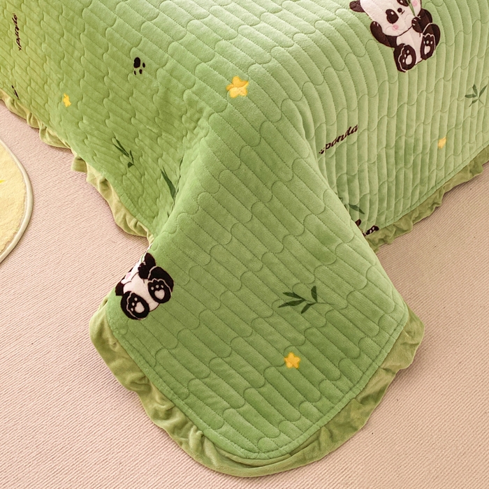 91家纺网 家纺一手货源 找家纺 胜权家纺 2024秋冬新款印花牛奶绒加厚保暖圆角花边夹棉床盖 可爱熊猫绿