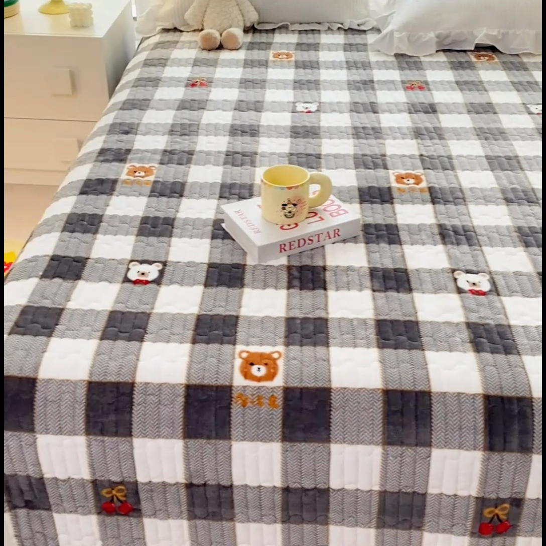 91家纺网 家纺一手货源 找家纺 胜权家纺 2024秋冬新款印花牛奶绒加厚保暖圆角花边夹棉床盖 蓝大格