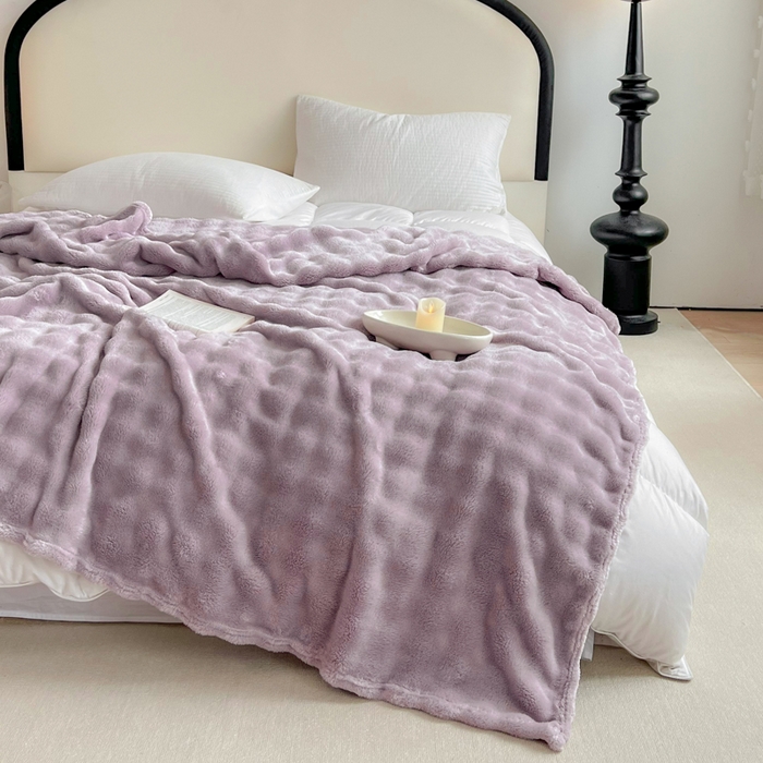 91家纺网 家纺一手货源 找家纺 羋多（原穆琪）2024新款高克重牛奶绒仿兔毛泡泡毛毯双面绒床单办公室多功能盖毯午睡沙发毯披肩毯 烟紫