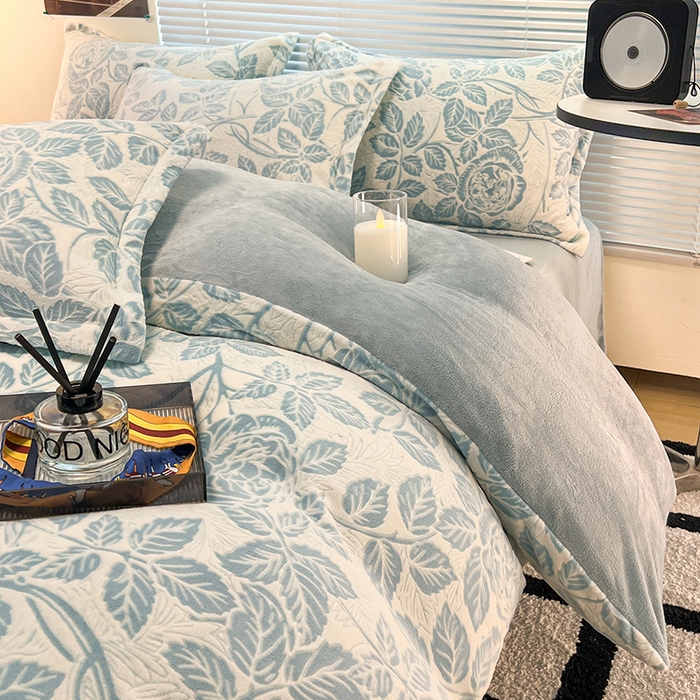 91家纺网 家纺一手货源 找家纺 2024新款A类高克重立体浮雕牛奶绒加厚保暖系列-枕套 爱意浓蓝