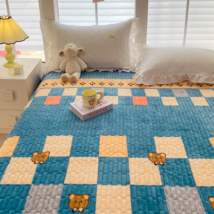 91家纺网 家纺一手货源 找家纺 胜权家纺 2024秋冬新款印花牛奶绒加厚保暖圆角花边夹棉床盖 格子熊