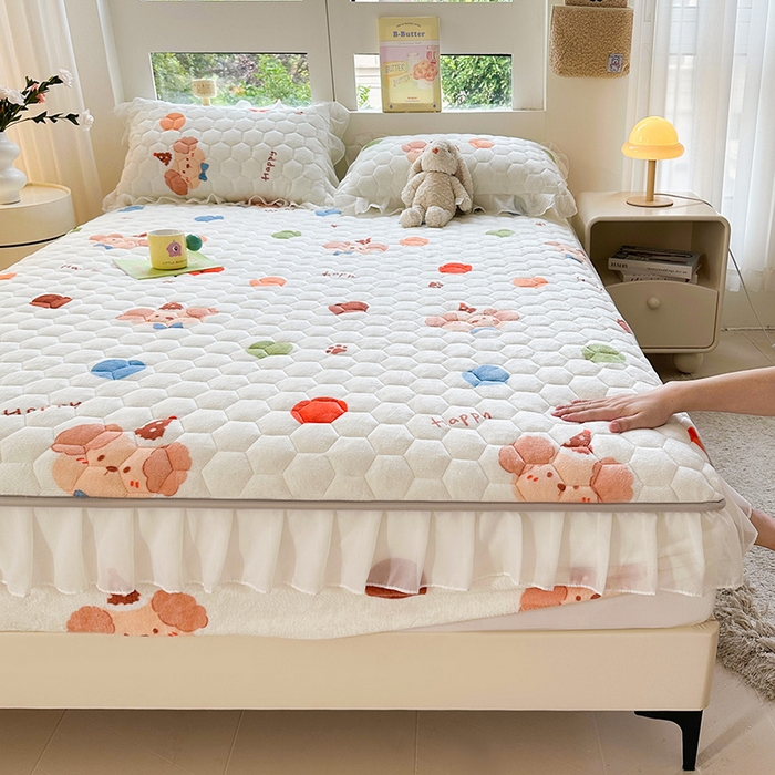 91家纺网 家纺一手货源 找家纺 伊人坊 2024冬季加厚牛奶绒花边夹棉床笠三件套纯色印花花边款床垫保护套 快乐小熊