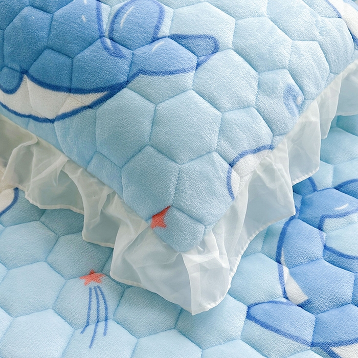 91家纺网 家纺一手货源 找家纺 伊人坊 2024冬季加厚牛奶绒花边夹棉床笠三件套纯色印花花边款床垫保护套 蓝色小鲸