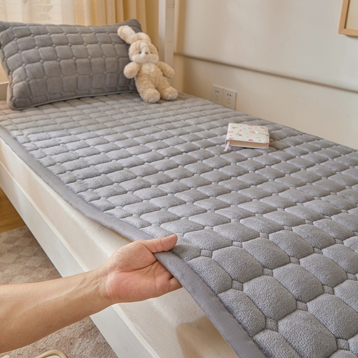 91家纺网 家纺一手货源 找家纺 卡伦家纺 2025新款A类牛奶绒夹棉加厚床垫学生宿舍单人床垫 商务灰