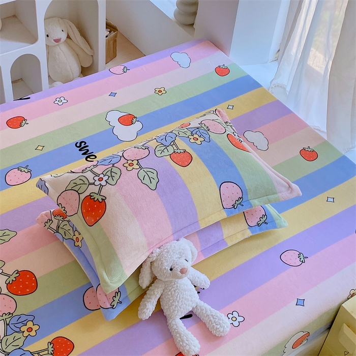 91家纺网 家纺一手货源 找家纺 凯儿家纺 2024新款A类牛奶绒印花枕套 草莓物语