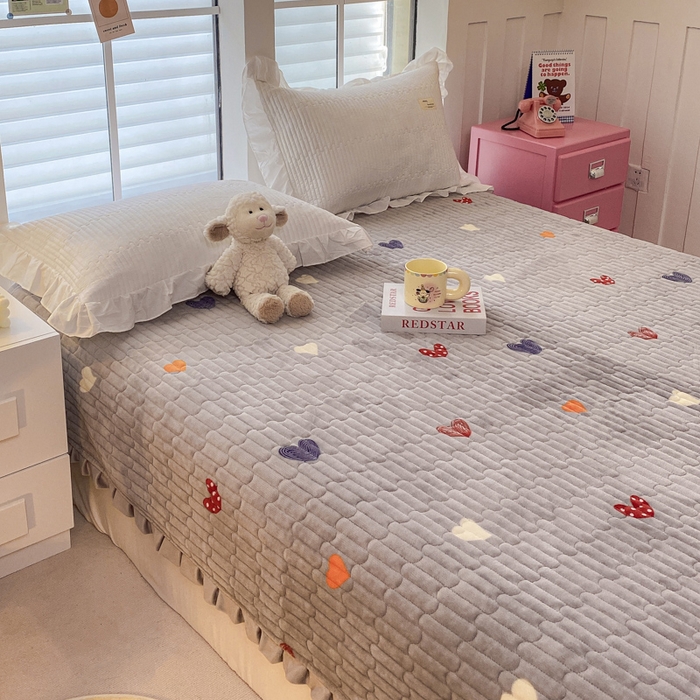 91家纺网 家纺一手货源 找家纺 胜权家纺 2024秋冬新款印花牛奶绒加厚保暖圆角花边夹棉床盖 多彩爱心灰