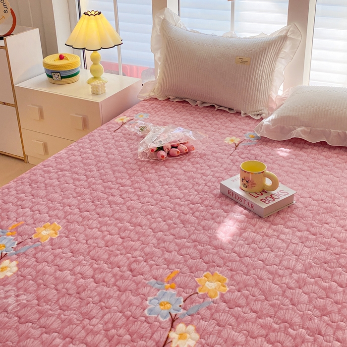 91家纺网 家纺一手货源 找家纺 胜权家纺 2024秋冬新款印花牛奶绒加厚保暖圆角花边夹棉床盖 太阳花豆沙