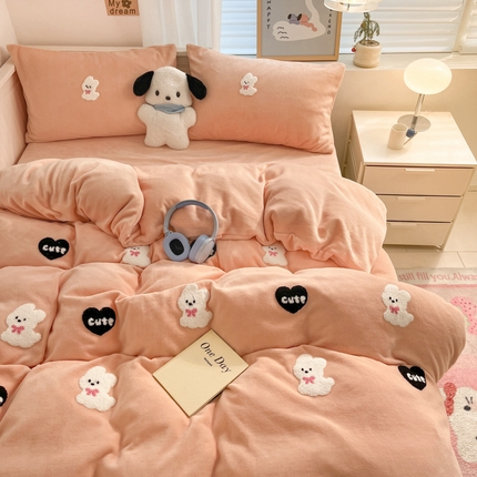 91家纺网 家纺一手货源 找家纺 亨通家纺 2024新款牛奶绒毛巾绣四件套系列-萌萌狗 萌萌狗-粉玉