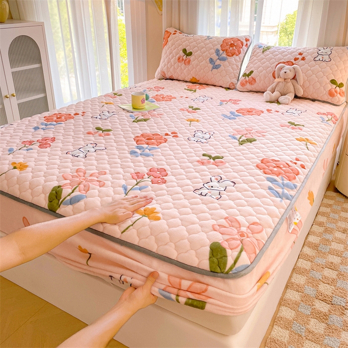 91家纺网 家纺一手货源 找家纺 康纳利 2024新款A类抗菌加厚牛奶绒印花夹棉包边床笠可搭配同款四件套提供买家秀 花间小兔