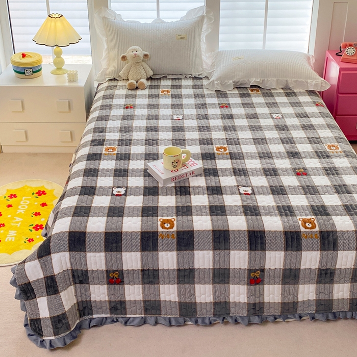 91家纺网 家纺一手货源 找家纺 胜权家纺 2024秋冬新款印花牛奶绒加厚保暖圆角花边夹棉床盖 绅士熊