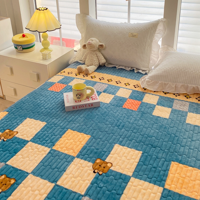 91家纺网 家纺一手货源 找家纺 胜权家纺 2024秋冬新款印花牛奶绒加厚保暖圆角花边夹棉床盖 格子熊