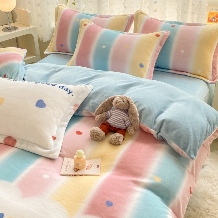 91家纺网 家纺一手货源 找家纺 康纳利 2024新款A类高克重牛奶绒小清新印花四件套提供买家秀 彩虹草莓