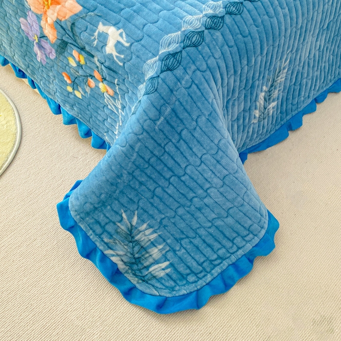 91家纺网 家纺一手货源 找家纺 胜权家纺 2024秋冬新款印花牛奶绒加厚保暖圆角花边夹棉床盖 麋鹿生花兰