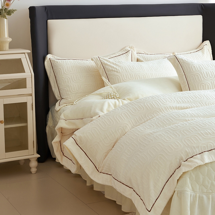 91家纺网 家纺一手货源 找家纺 舒梦琪家纺 2024新款雕花绒床盖一字绣四件套 min奶白